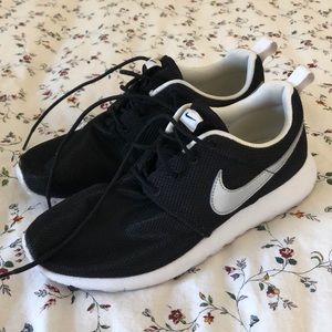 Black Nike Roshe